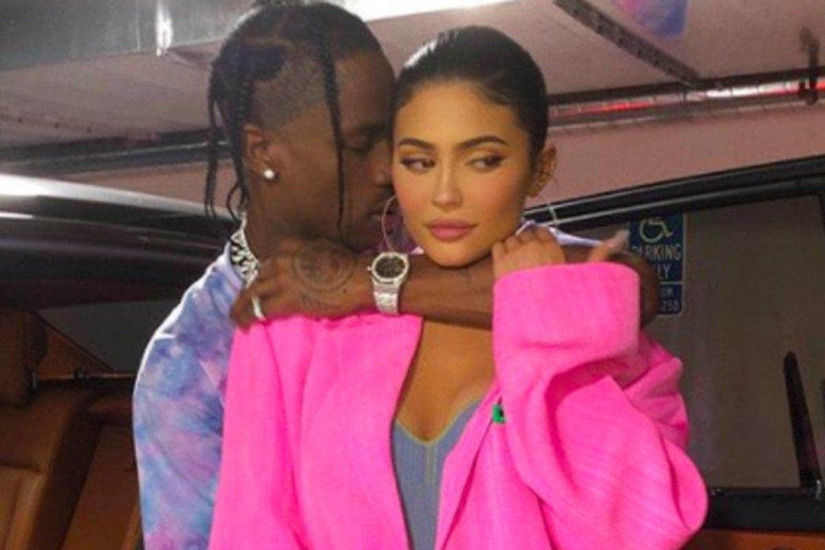 Travis Scott gifts Kylie Jenner a custom diamondencrusted necklace for(00)