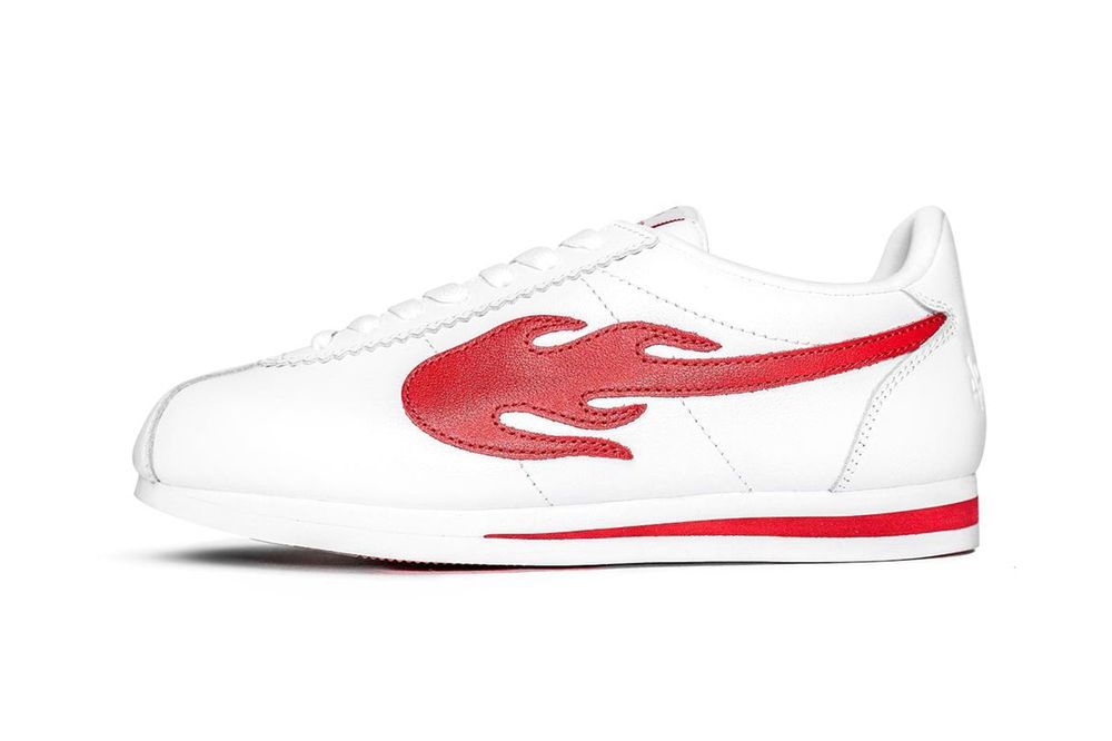 スニーカー 4HUNNID THE FLAME BLOCK RUNNER YG nipsey YG donates 50 pairs of his $200 Block Runner shoes to homeless