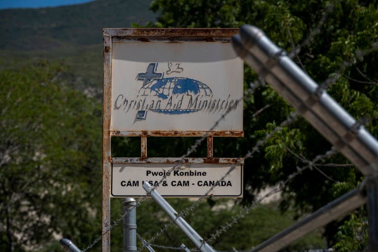 Haitian gang releases three hostages
