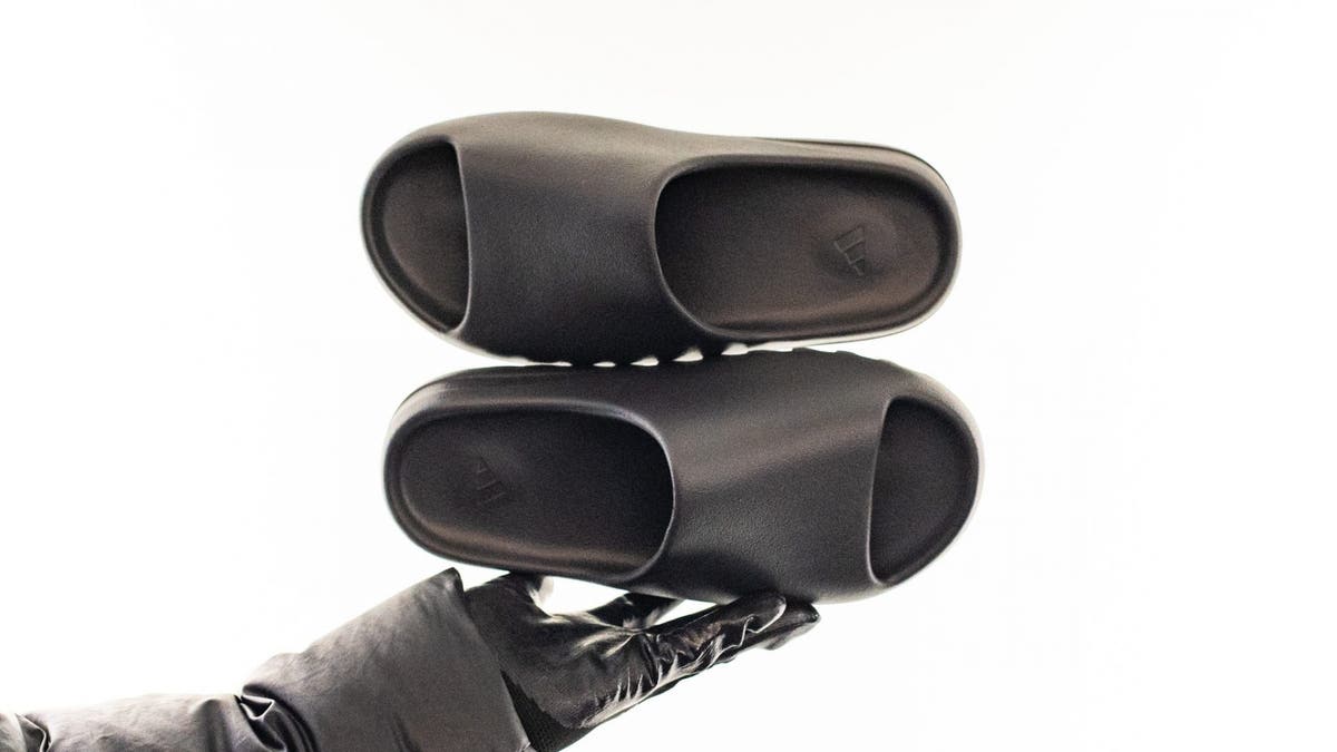 adidas YEEZY Slide in Black Adidas Yeezy Slide Onyx (2022/2023) – LacedUp main image 4