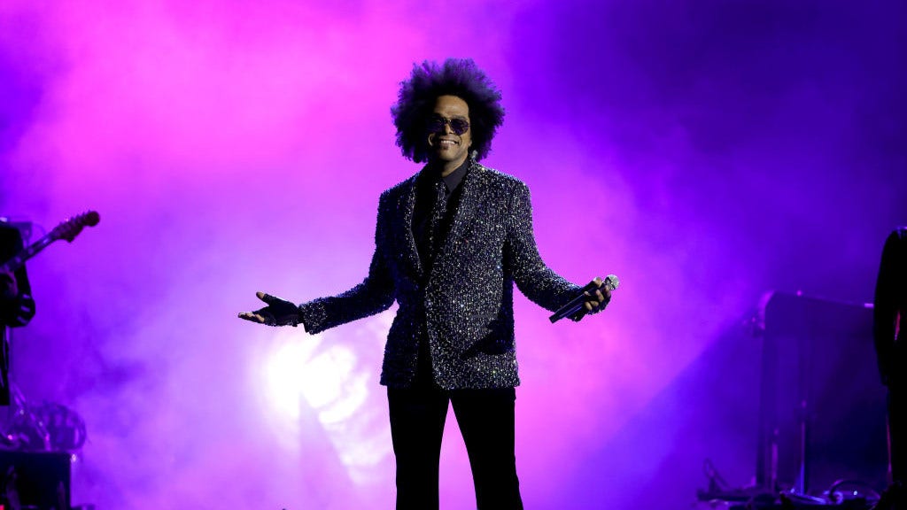 Maxwell performs Michael Jackson tribute at 2022 Billboard Music Awards