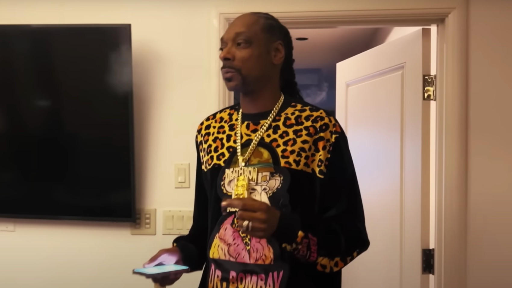 Snoop Dogg drops off new visual for 