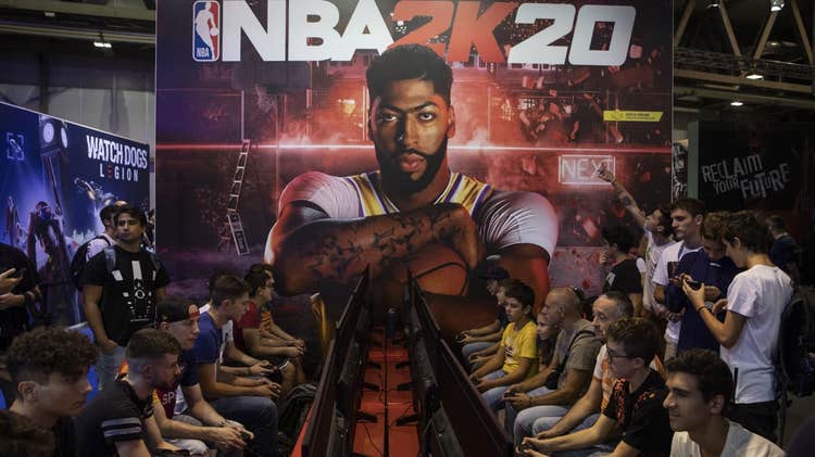 Group of gamers play 2K