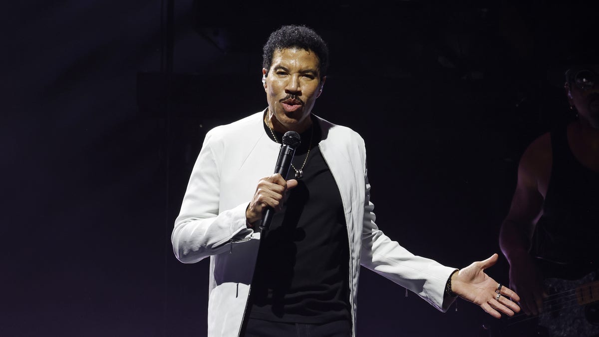 Lionel Richie left “heartbroken” after postponing two tour stops due to health scare