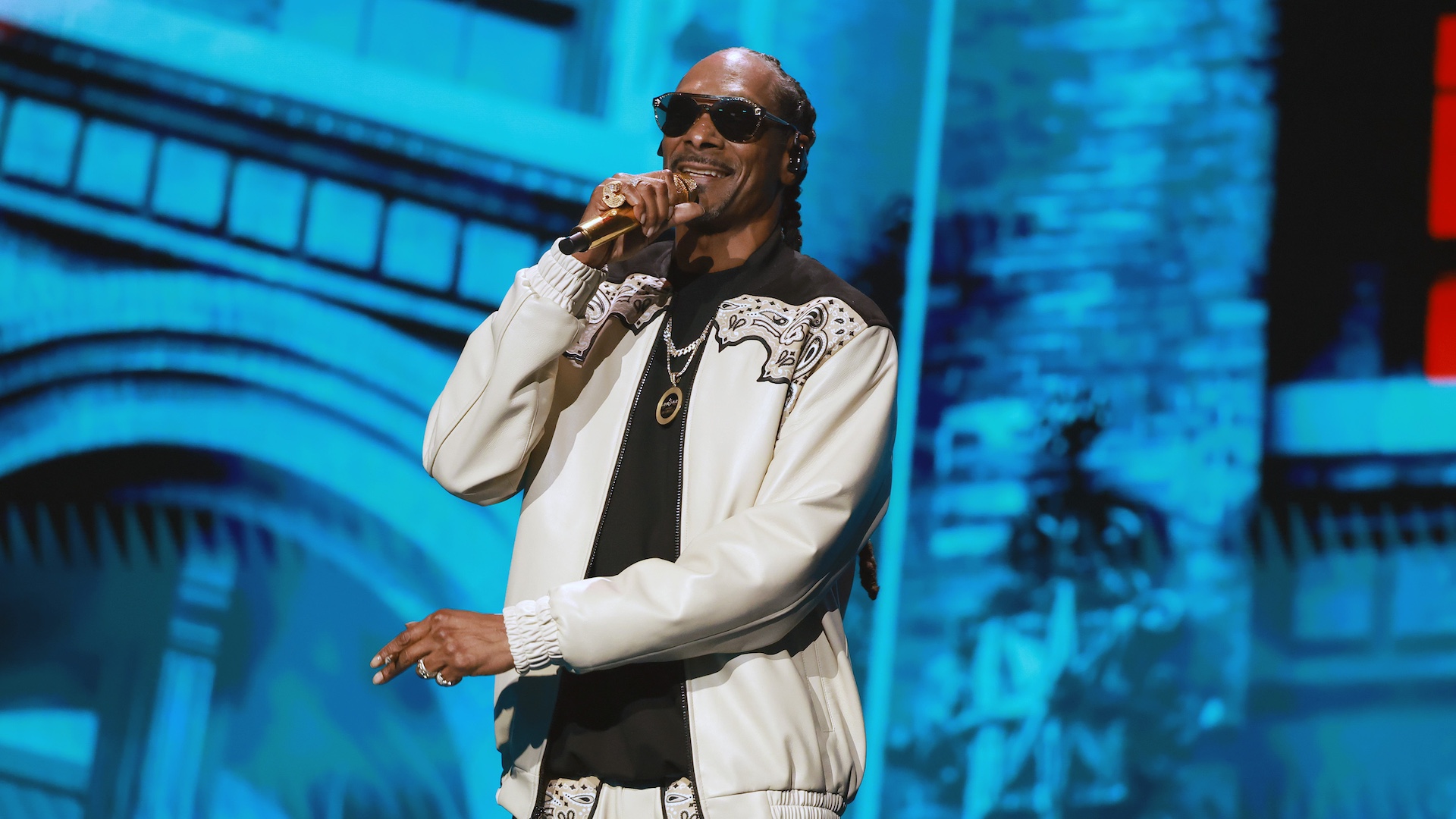 Snoop Dogg performs “Murder Was the Case” and more for “Front