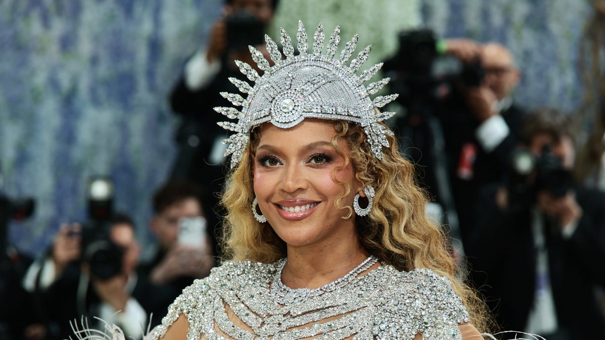 Good hair is for everyone! Beyoncé says even people who “can't stand” her music use CÉCRED because it works