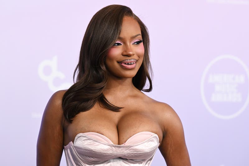 Monaleo defends wearing grillz with a gown at the 2026 AMAs
